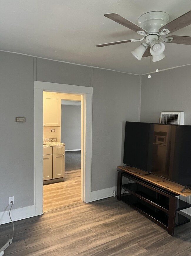 Building Photo - 4207 N Beaver Ave