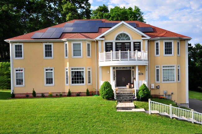 Primary Photo - 3 Maplecrest Ln