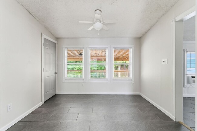 Building Photo - Covenient location in Fox Ridge subdivisio...