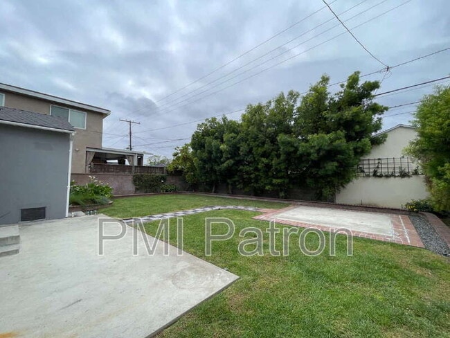 Building Photo - 4233 Redline Dr
