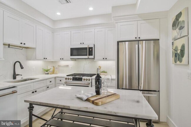 Building Photo - 1654 K St NE