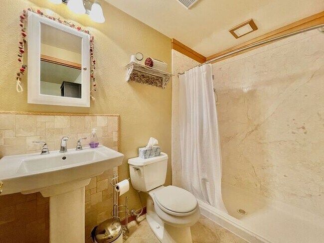Building Photo - Large 3 bedroom home with gorgeous views i...