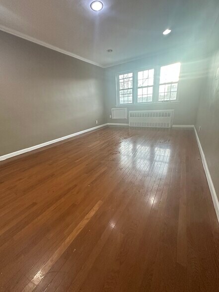 Building Photo - 1135 E 84th St