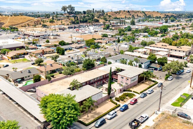 Building Photo - 1539 Pumalo St E