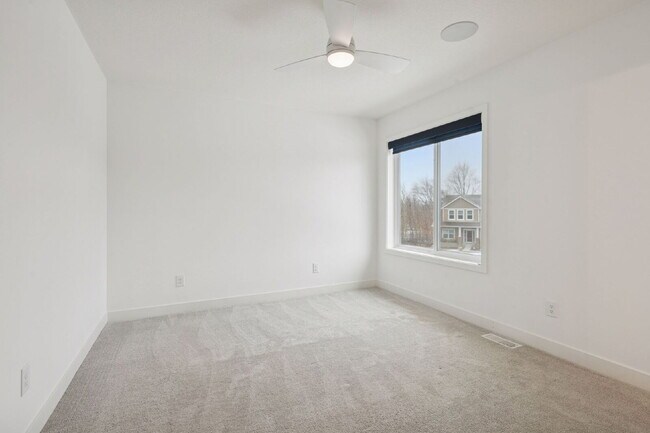 Building Photo - Luxurious 5-Bed/5 Baths, Granite & 3 Car Garage