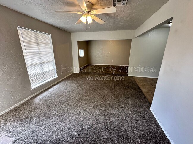 Building Photo - 8417 S Villa Ave