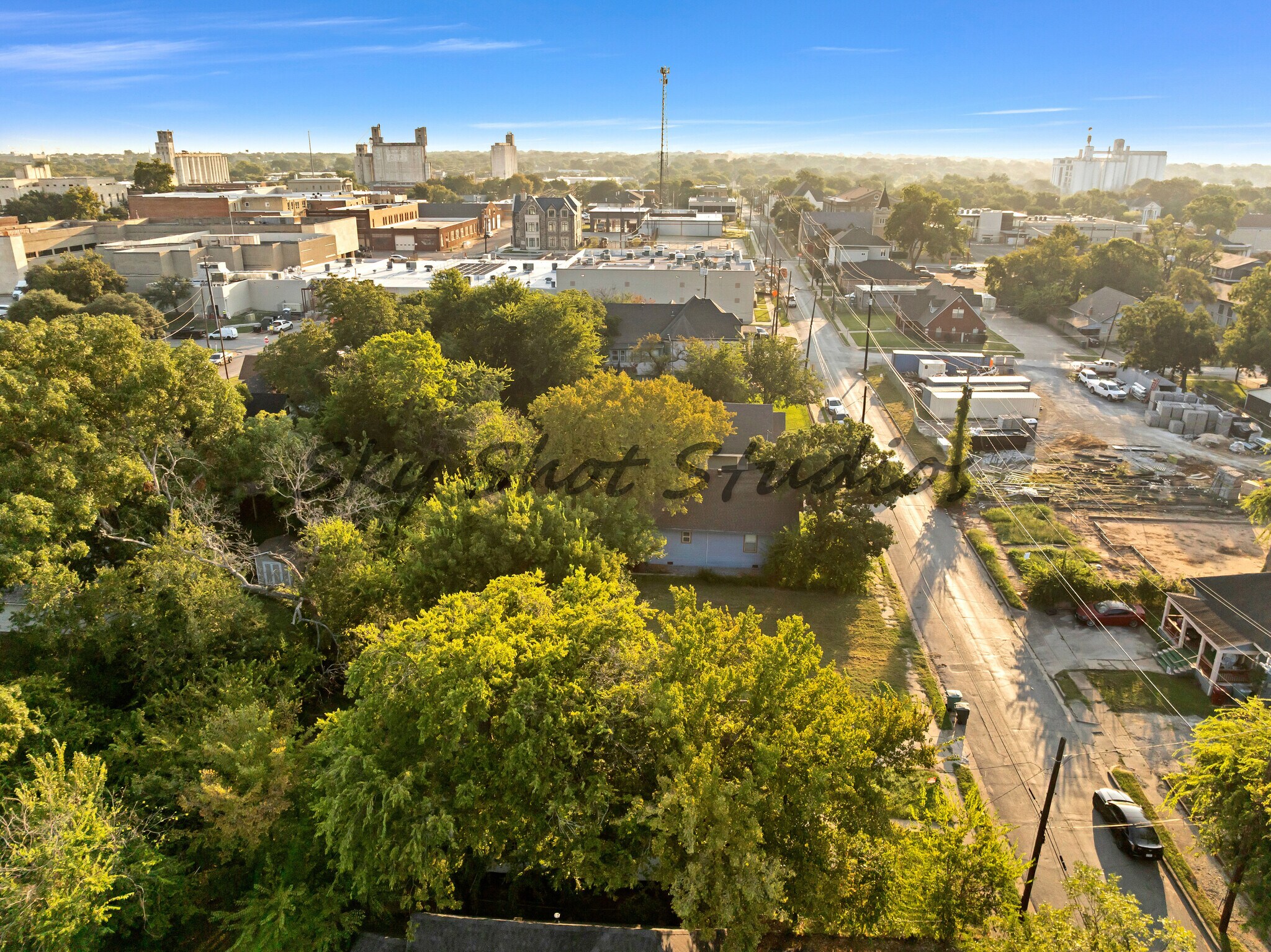Building Photo - 323 W Cherry St