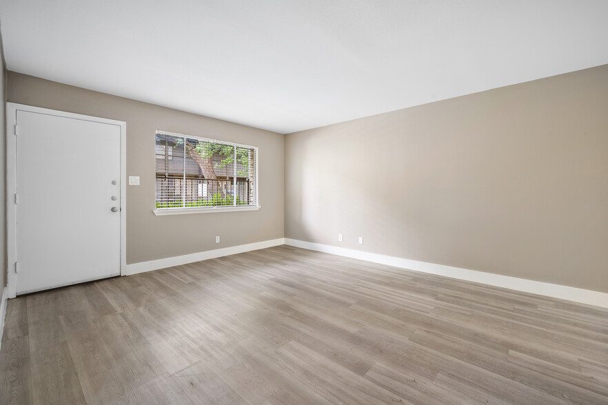 Living Room - 2303 East Side Dr