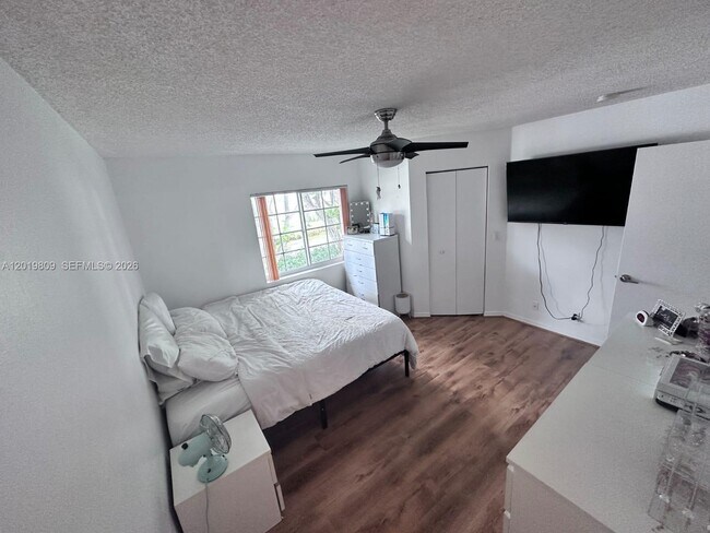 Building Photo - 2078 Madeira Dr