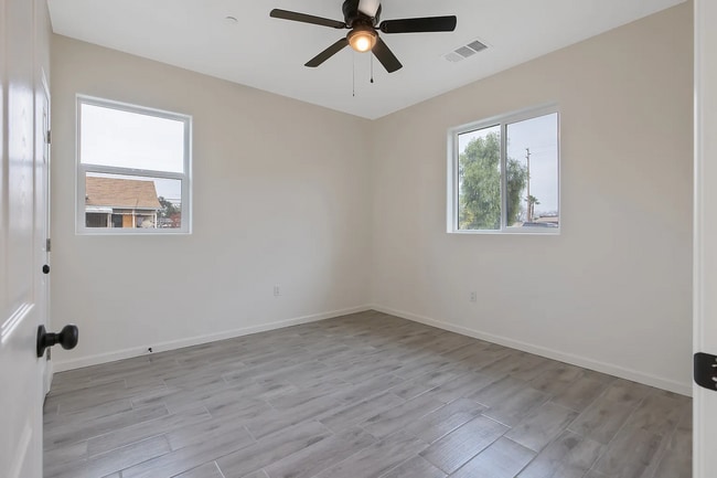 Building Photo - 601 E 10th St