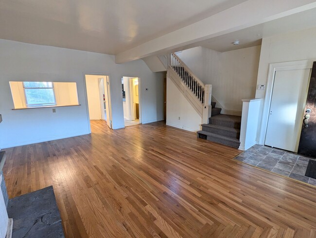 Building Photo - 3 Bedroom 1.5 Bathroom Fresh Renovation wi...