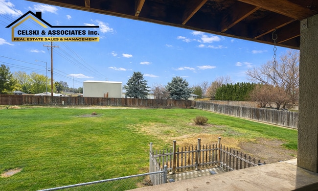 Building Photo - Spacious, Pet-Friendly Home on Half Acre