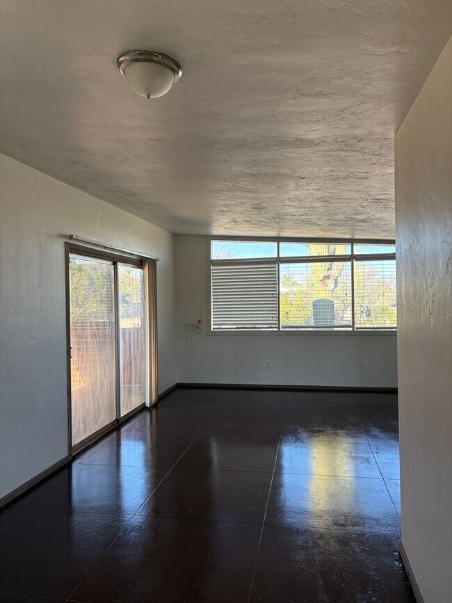 Building Photo - Beautifully Renovated 2 Bedroom -A/C- Fenced Yard