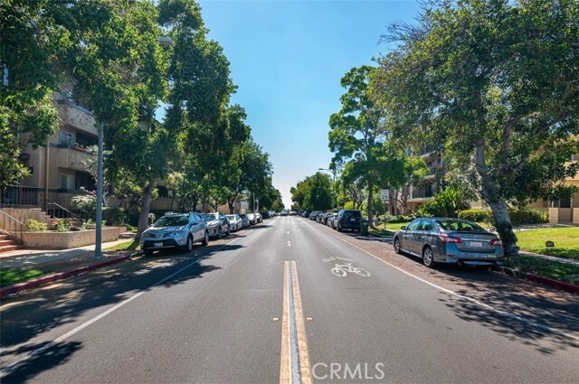 Building Photo - 320 E Stocker St