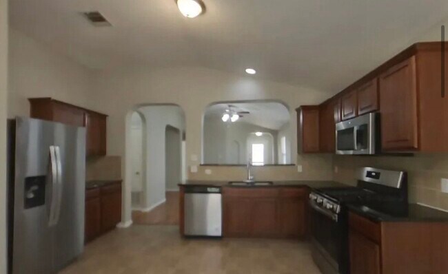 Building Photo - MOVE IN READY