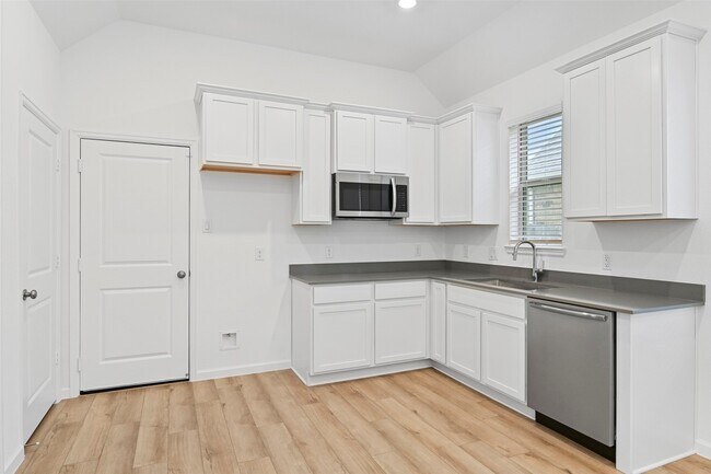 Building Photo - 805 Westwood Dr