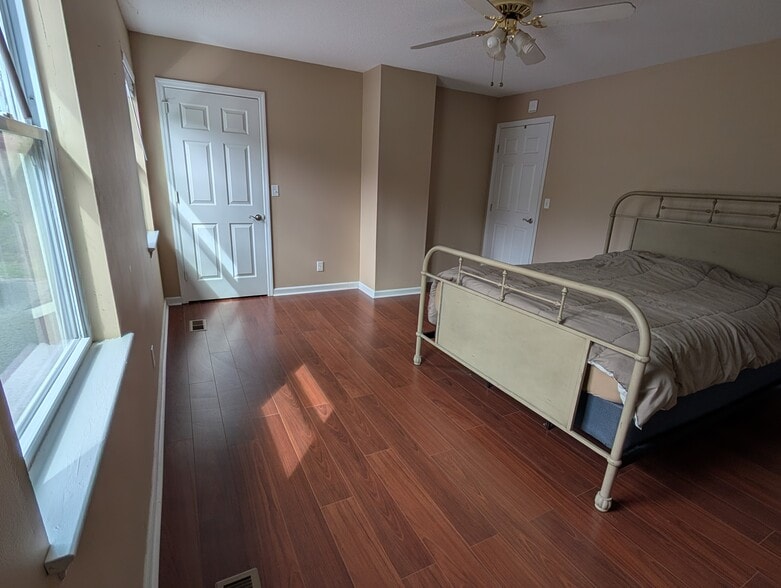 Front upstairs bedroom - 914 Murrell Rd