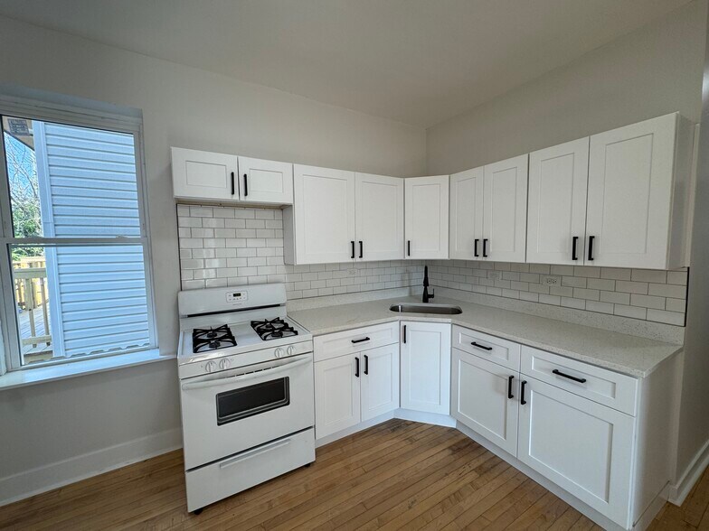 Building Photo - 3516 W Evergreen Ave