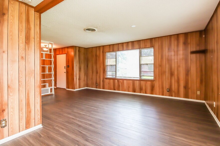 Building Photo - 901 Westmont Dr