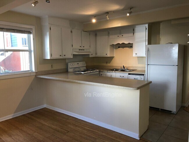 Building Photo - 37 Ashton St