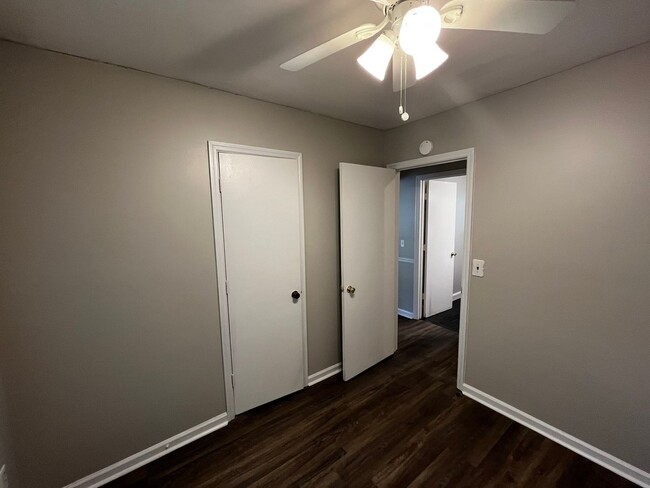 Building Photo - 5615 Buxton Dr