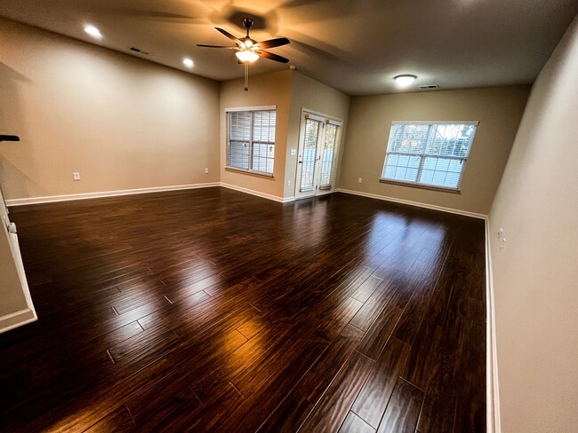 Building Photo - Cozy 3 bedroom, 2 1/2 bathroom townhome in...