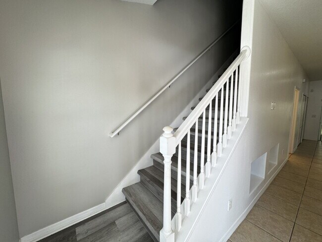 Building Photo - "Charming Tampa Retreat: Stylish 2-Bedroom with Granite Finishes & Guest Suite!"