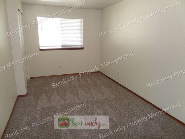 Building Photo - Fabulous 2-Bedroom Duplex w/Attached Garag...