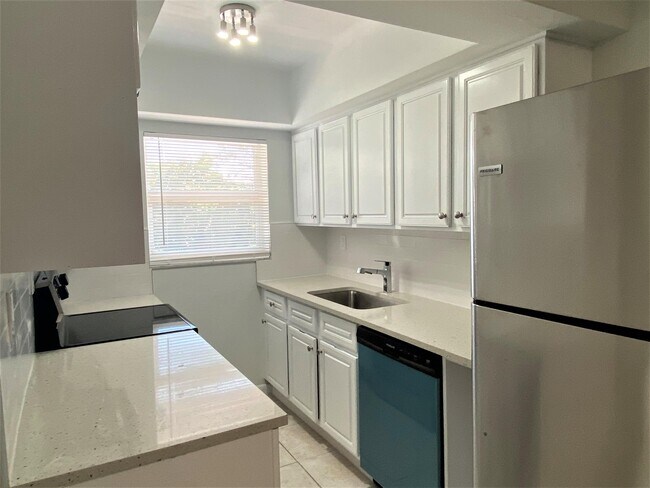 Building Photo - 853 SE 4th Ct