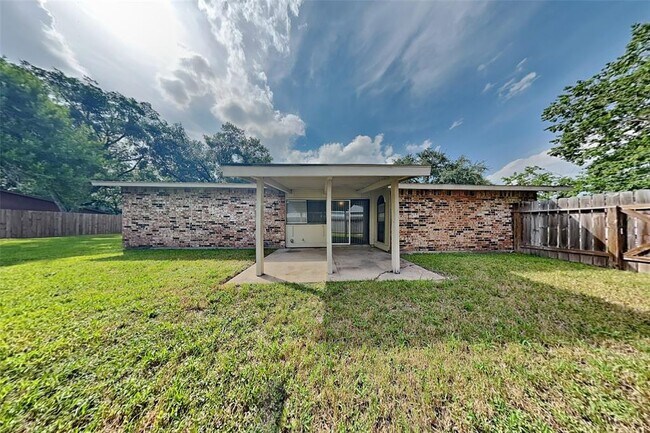 Building Photo - 18311 Navajo Trail Dr