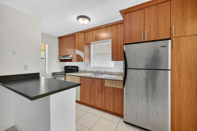 Building Photo - QUICK MOVE IN - FIRST MONTH FREE | Bright & Modern 1-Bedroom Apartment in Prime Oakland Park Loca...