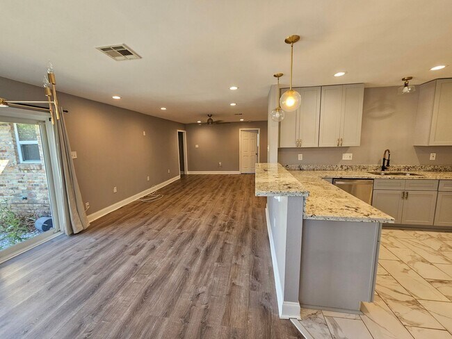 Building Photo - 4 Bedroom, 2 Bath Newly Renovated House for Lease