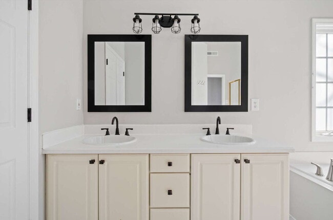 Building Photo - 4-Bed Oasis in Treyburn Community