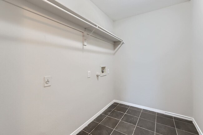 Building Photo - 1406 Buckingham Dr