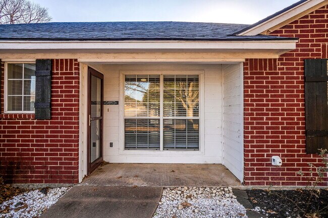 Building Photo - Charming 3 Bed 2 bath with Scenic Views, on quiet cul-de-sac in Cleburne!