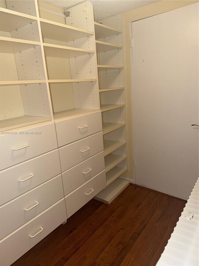 Building Photo - 540 Brickell Key Dr