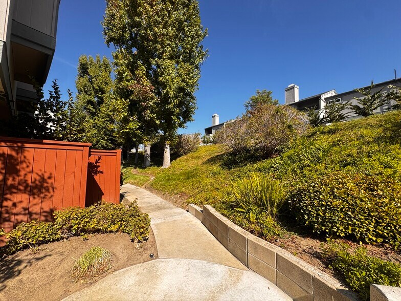 Building Photo - 1102 Cleghorn Dr