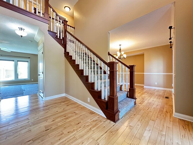 Building Photo - Astonishing 5 bedroom 3.5 Bath Home