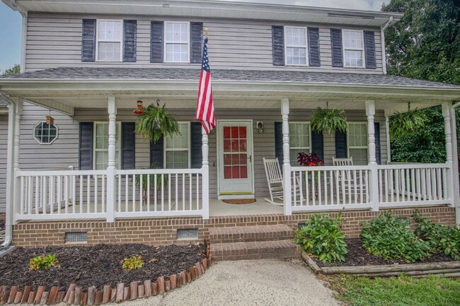 Building Photo - Charming 3 Bedroom, 2,5 Bath home with hug...