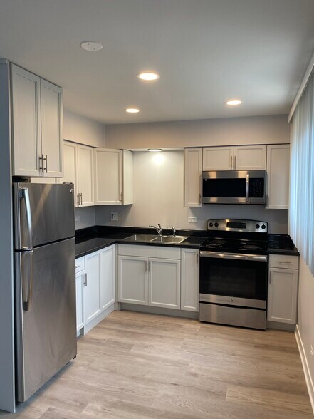 Building Photo - 5105 N East River Rd