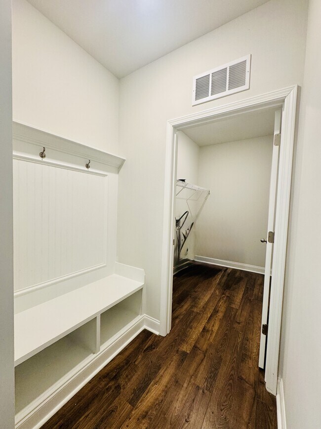 Building Photo - 2422 Capri Ct