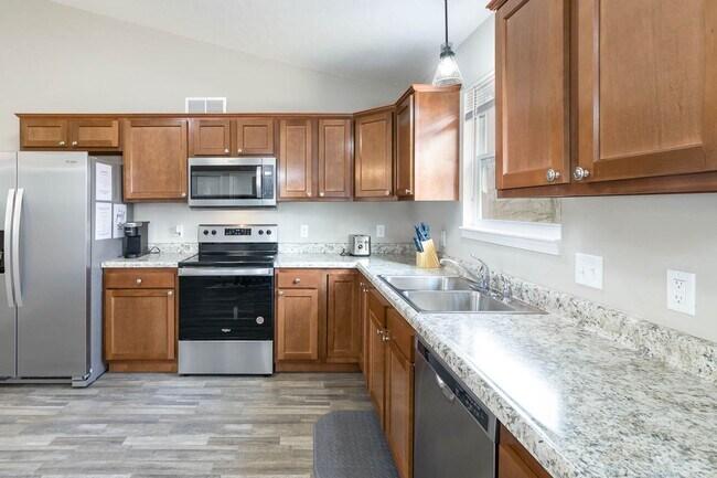 Building Photo - Fully Furnished Short-term rental Includes internet, cable, washer, dryer, etc