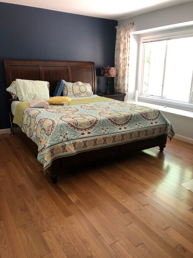 Another sunny bay window in bedroom - 1 Drummer Boy Way