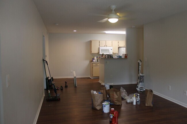 Building Photo - Updated Apartment in Plantation Point