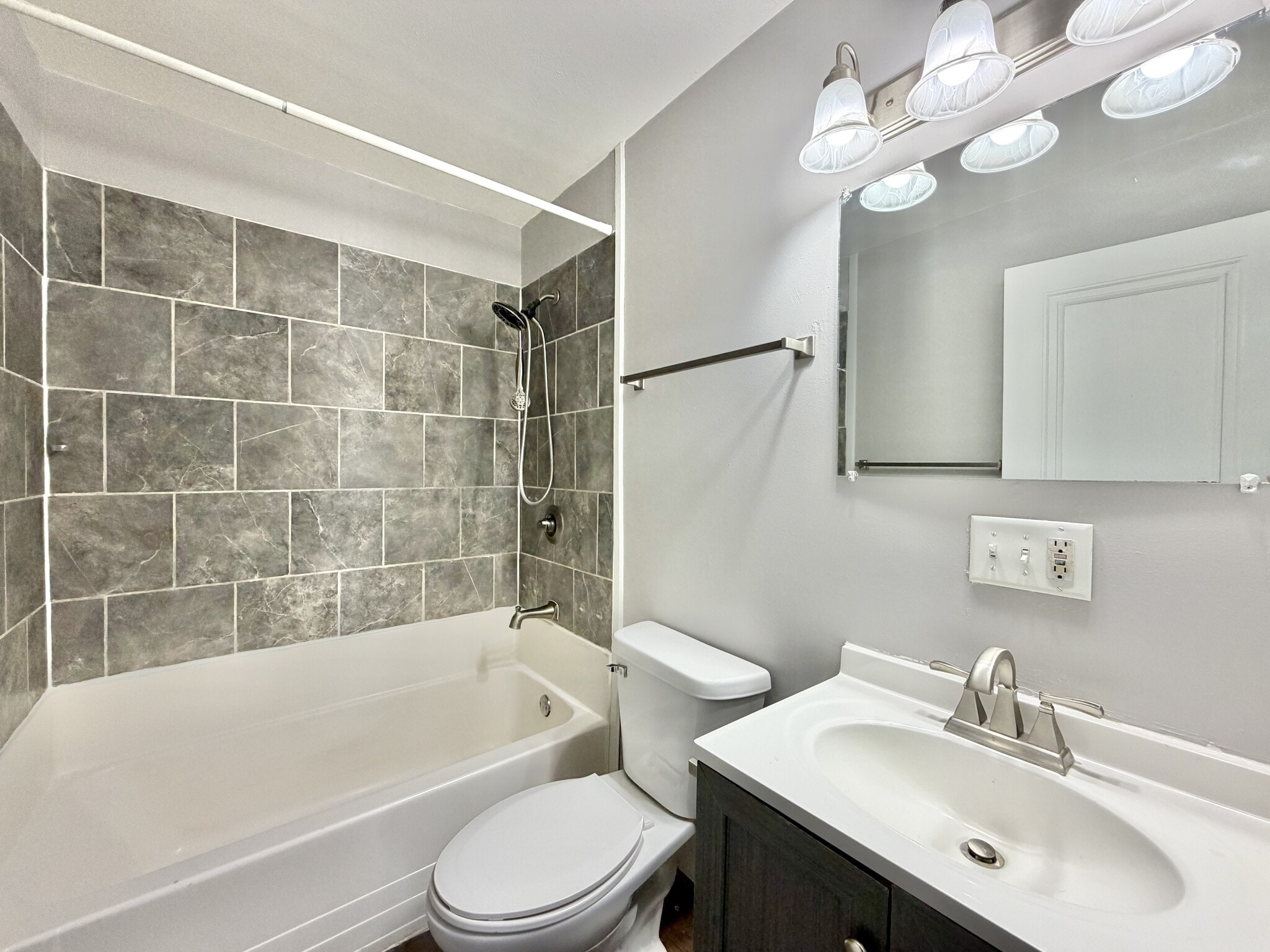 Building Photo - 1212 Center Ave