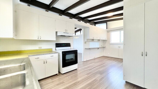 Building Photo - 4202A Sierra Dr