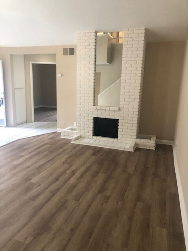 Building Photo - Move in Special! 3 Bed/2 Bath Single Famil...