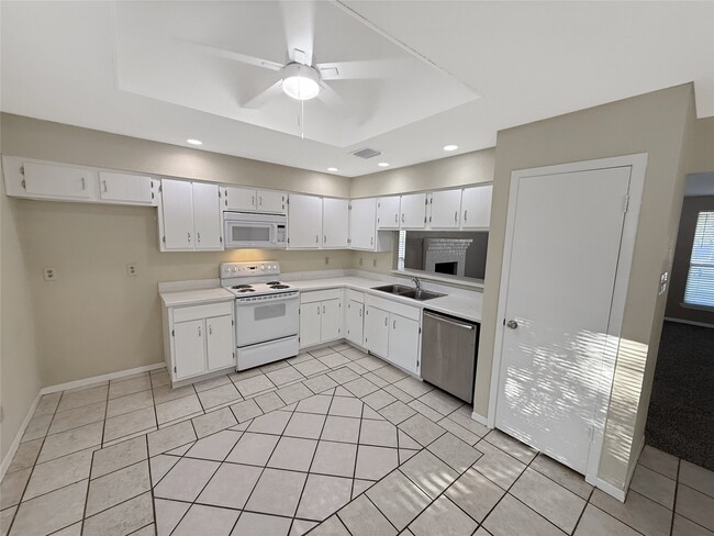 Building Photo - 14411 Cypress Leaf Dr