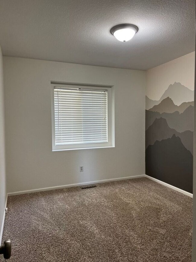 Building Photo - Beautiful 3 bedroom, 2 bath Home with 2 ca...