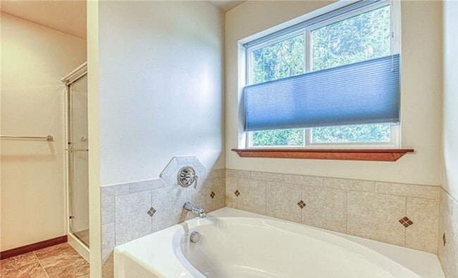 Building Photo - Meticulously maintained fully air conditio...